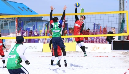 Uludağ’da kar voleybolu şöleni başladı