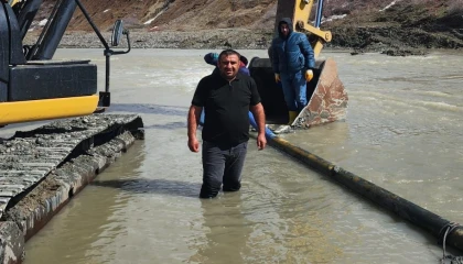 Ağrı’da Muhtar Yavuz Özen’in girişimiyle su hattı onarıldı