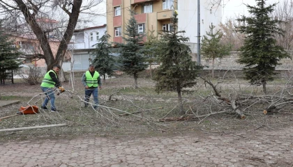 Ağrı’da park ve yeşil alanlarda yenileme çalışmaları