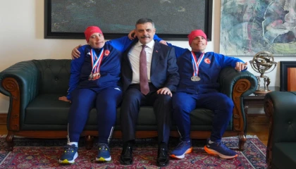 Bakan Çiftçi otizmli sporcuların dünya başarısını kutladı