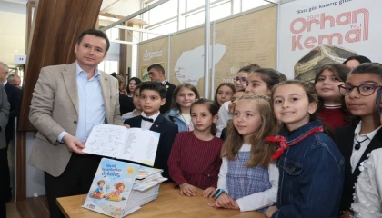 Başkan Erkan Aydın Kitap Fuarı’nda çocuk yazarlarla buluştu