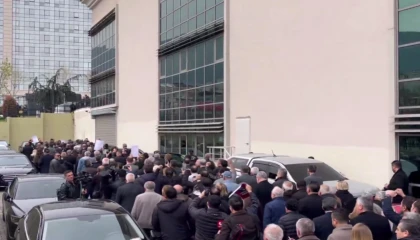 Bursa Büyükşehir’de seçim gerginliği! CHP’liler dışarı çıktı, gerginlik yola taştı!