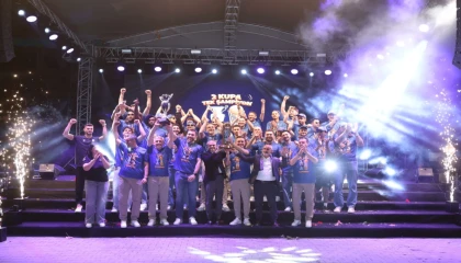 Çayırova’da şampiyon takım, şampiyon taraftarıyla buluştu