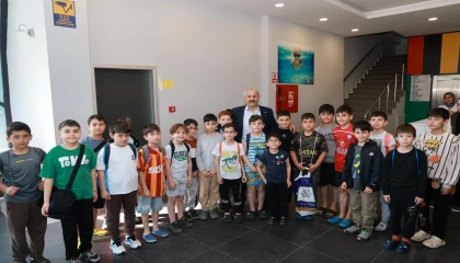 Gebze’de minik yüzücülere Başkan Büyükgöz’den ziyaret