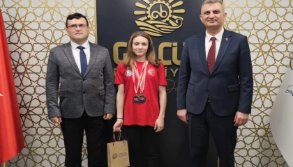 Gölcüklü şampiyon milli yüzücüden Başkan Sezer’e ziyaret