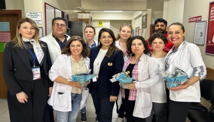 İzmit Belediyesi’nden ebelere anlamlı ziyaret