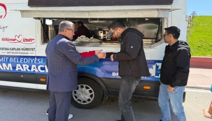 Kocaeli İzmit’te vatandaşlara sıcak ikram