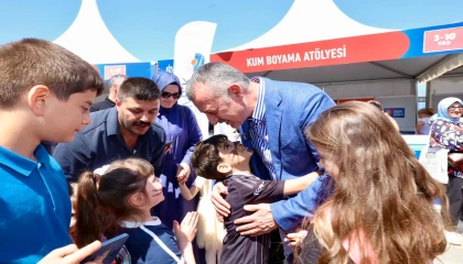 Kocaeli’de Başkan Büyükakın’a çocuklardan sevgi seli