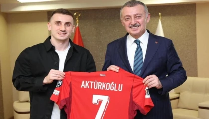 Kocaeli’nin gururundan Başkan Büyükakın’a Milli forma