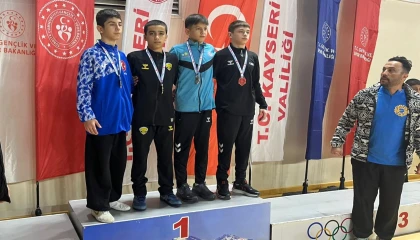 Konyalı güreşçiler madalyaları topladı