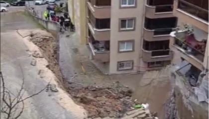 Mudanya Halitpaşa Mahallesi’nde istinat duvarı çöktü! 2 kattaki daireler tahliye edildi