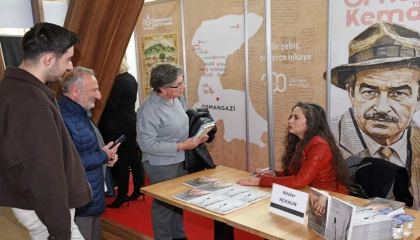 Nilüfer Açıkalın Bursa’da Osmangazi standında okurlarıyla buluştu