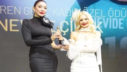 Raffles’ta yıldızlar geçidi: Nevide Çiçek’e ’İlham’ Ödülü!