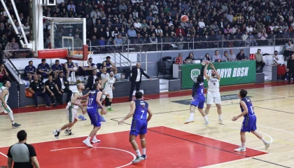 Sakarya potada yarı final serisine galibiyetle başladı