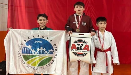 Sakaryalı sporcular kürsüden inmedi!