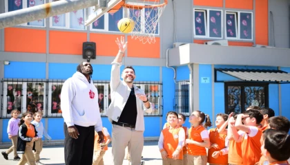 Şampiyon dev adamlar Çayırovalı ilkokul öğrencileriyle buluştu