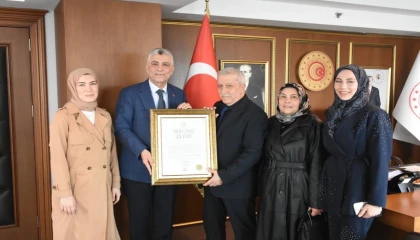 Ücret almayan esnafa Bakan Bolat’tan “Ahi Esnaf Beratı”