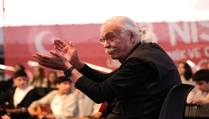 Usta sanatçı Cahit Berkay, Bursa Osmangazi’de gençlerle aynı sahneyi paylaştı