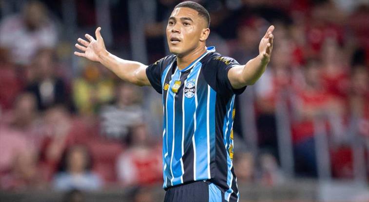 Carlos Vinicius’tan 6 dakikada 3 penaltı kaçtı