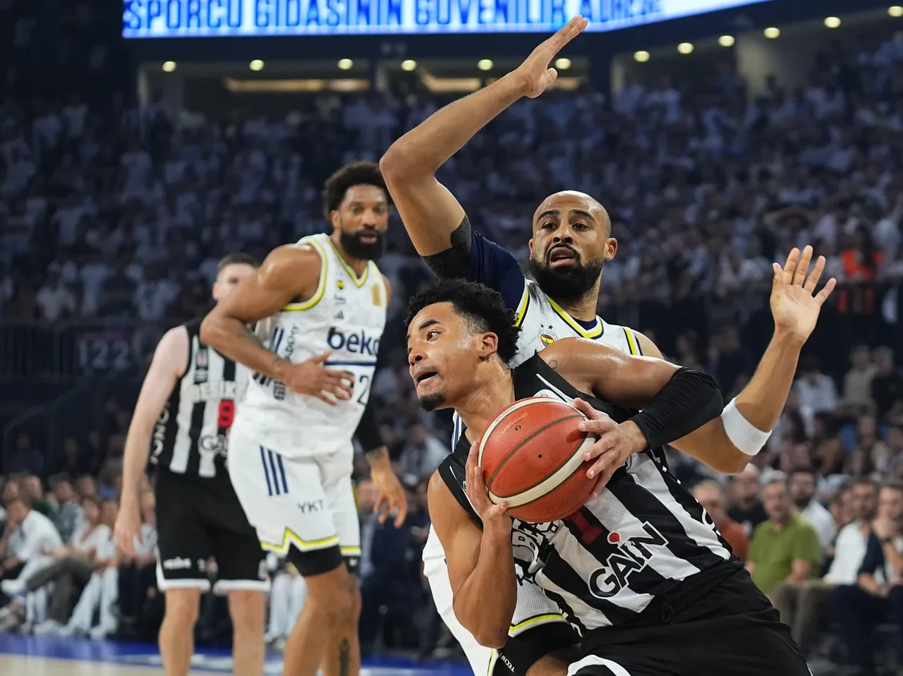Fenerbahçe Beko Şampiyonluğa Bir Adım Daha Yaklaştı