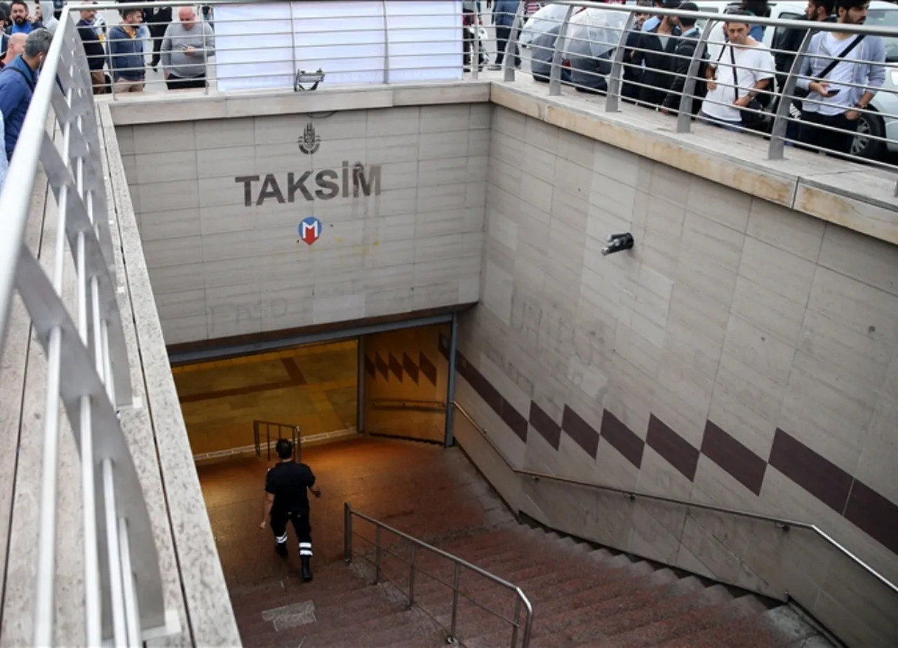 Taksim Metro İstasyonu Geçici Olarak Hizmete Kapandı
