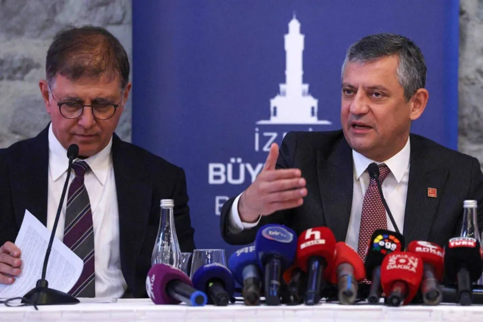 CHP Genel Başkanı Özgür Özel, partiden istifa eden Cemil Tugay'ın kendisi hakkında ortaya attığı iddiaları yalanladı.