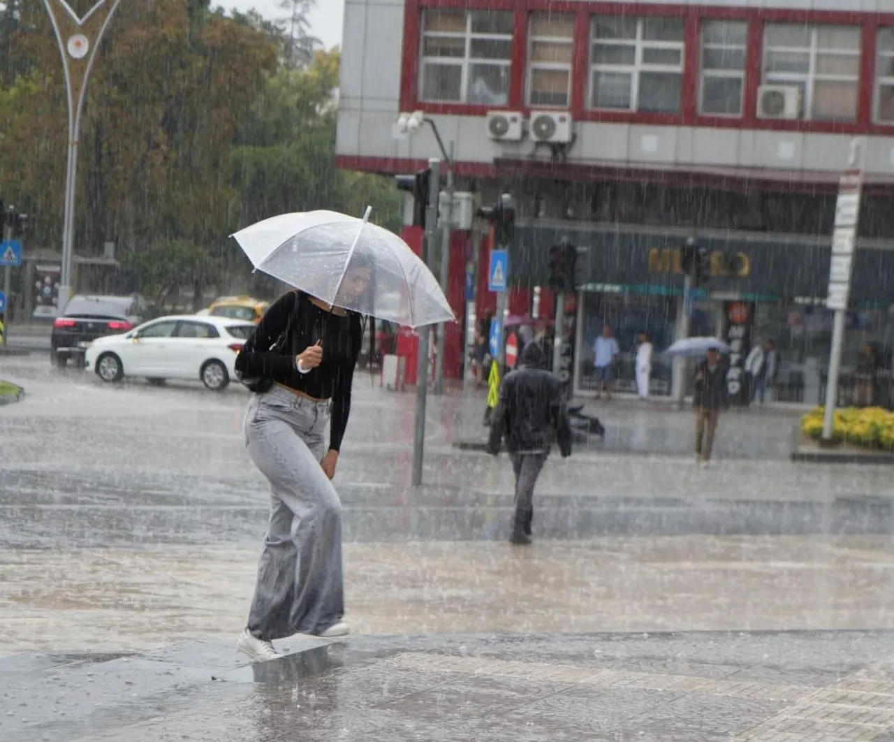 14 İlde Sağanak, Birçok Kentte Kavurucu Sıcaklar Etkili Olacak