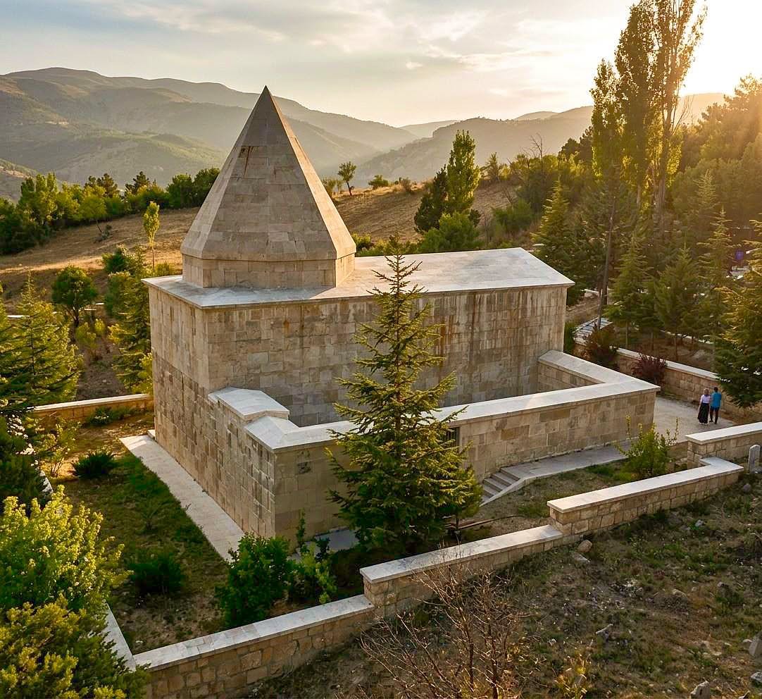 Karamanoğlu Mehmet Bey’in Kabri Balkusan’da Ziyaret Ediliyor