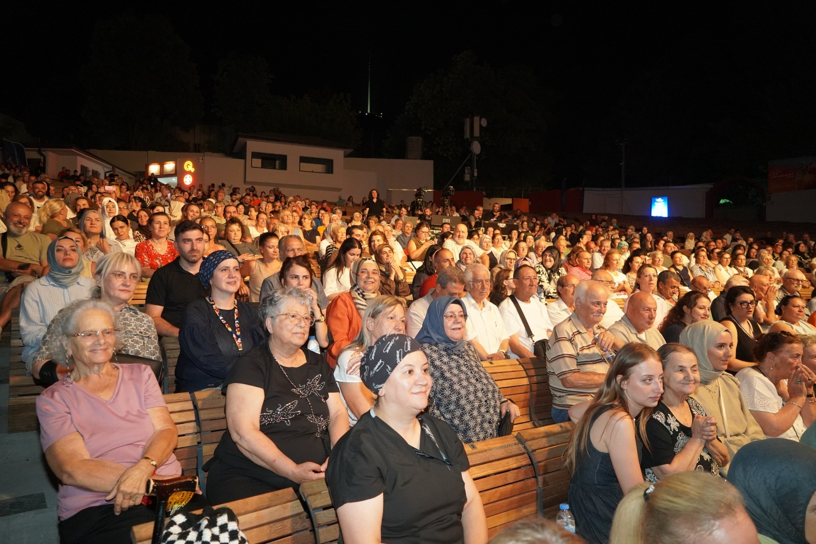 Aslı Hünel Bursa Festivali’nde Hayranlarını Büyüledi