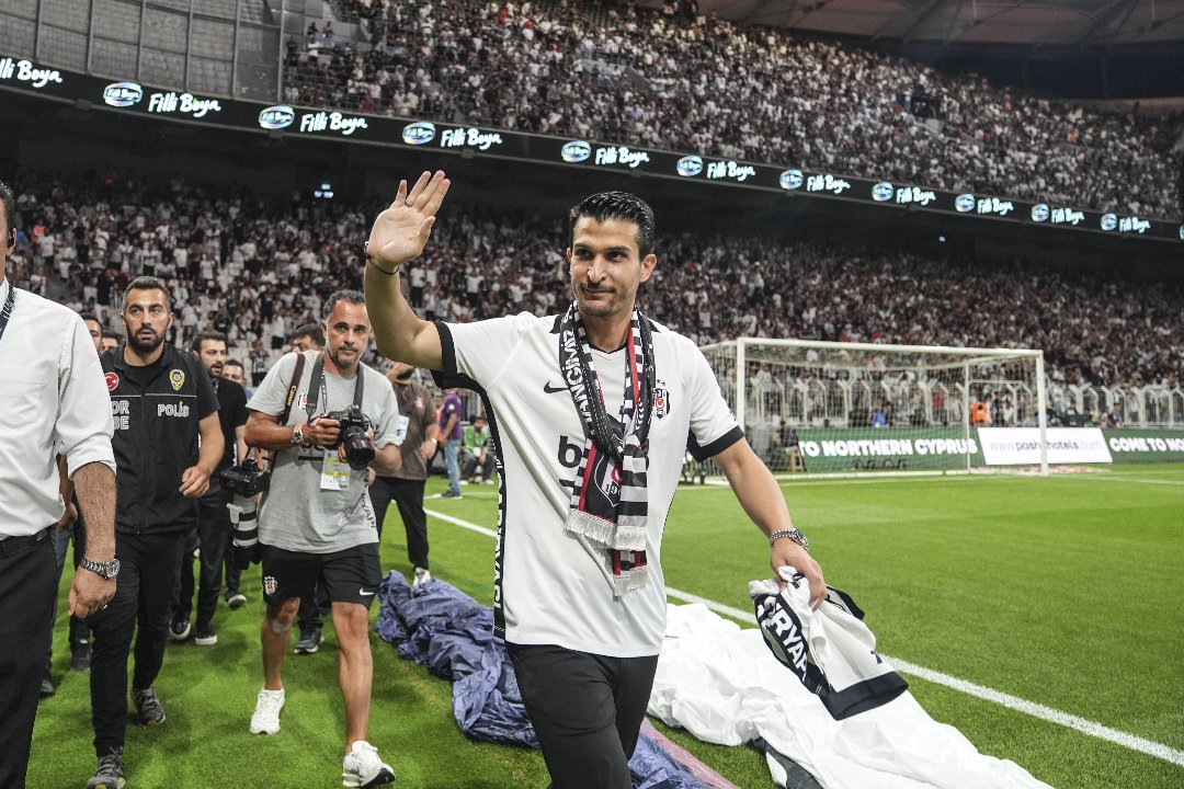 Beşiktaş Efsanesi Necip Uysal Futbola Veda Etti