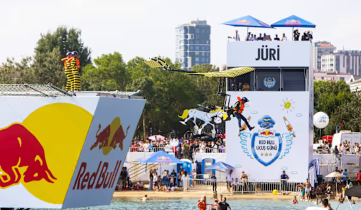 Red Bull Uçuş Günü İstanbul’da Gökyüzünü Renklendirdi