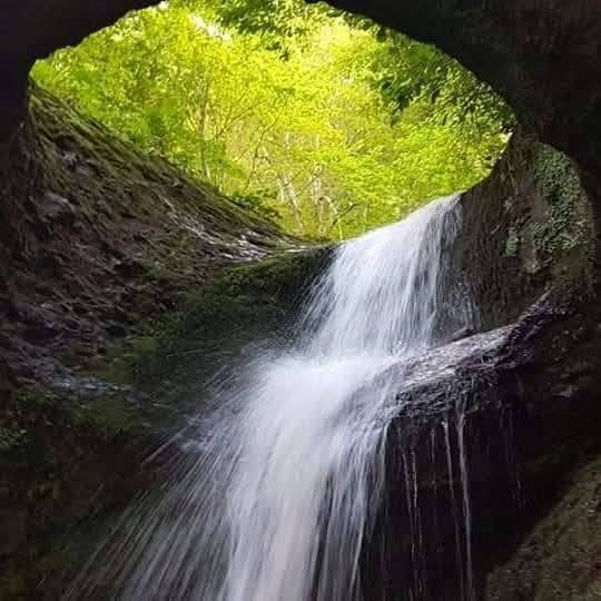 Artvin Murgul’da Delikli Kaya Şelalesi Doğasıyla Büyülüyor